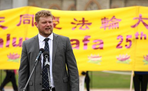 '图10:国会议员Daniel Blaikie先生在集会上发言'