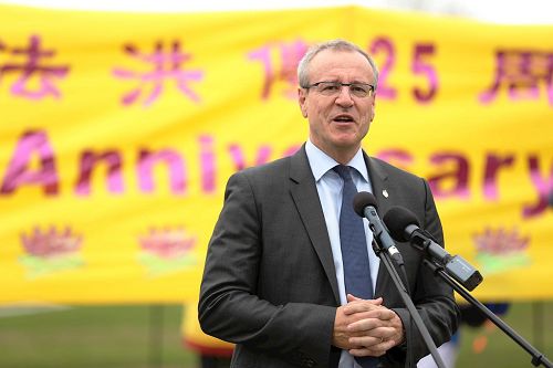 '图11:国会议员Borys Wrzesnewskyj先生在集会上发言'