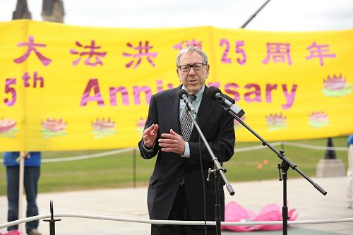 '图13:前司法部长Irwin Coltor先生在集会上发言'
