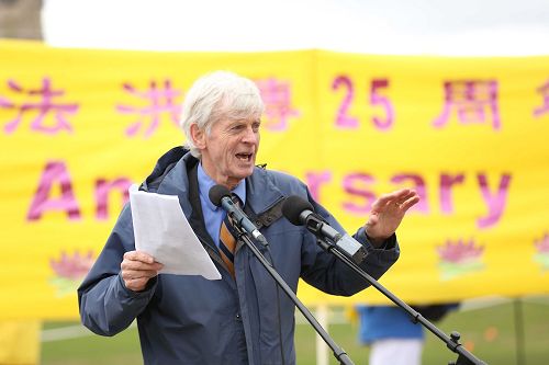 '图15:前亚太司司长David Kilgour先生在集会上发言'
