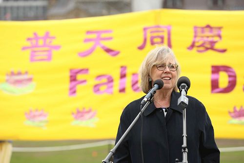 '图19:国会议员Elizabeth May女士在集会上发言'