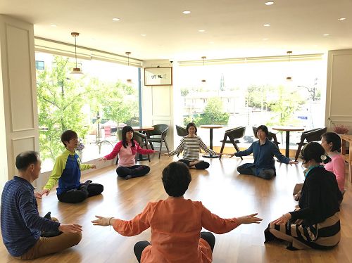 '图2:新学员正在学炼法轮功的第五套功法——神通加持法。'