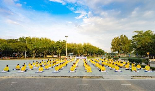 '图6~7:五月七日,马来西亚部份法轮功学员在吉隆坡蒂蒂旺莎湖滨公园举行集体炼功。'