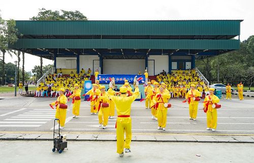 '图9:腰鼓表演庆祝世界法轮大法日。'
