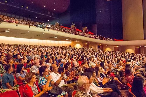 '图4:五月六日和七日,美国神韵纽约艺术团在夏威夷州府檀香山的三场演出场场一票难求。为了让更多观众能观看到演出,剧院临时开放了六日晚和七日演出的站票。图为五月七日下午的神韵演出的盛况。'