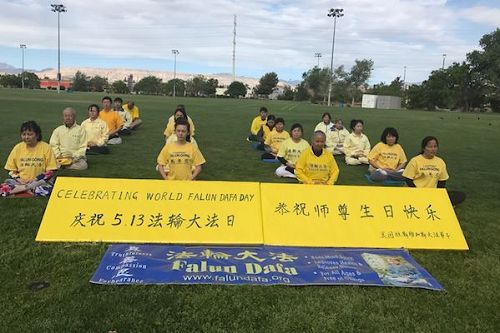 '图1~2:美国拉斯维加斯的法轮功学员,于五月七日上午,在“沙漠微风”公园集会,以集体炼功的方式庆祝“5.13”世界法轮大法日,恭贺师父华诞。'
