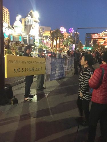 '图3:法轮功学员们来到“火山秀”景点,向中国游客讲清法轮功被迫害真相'
