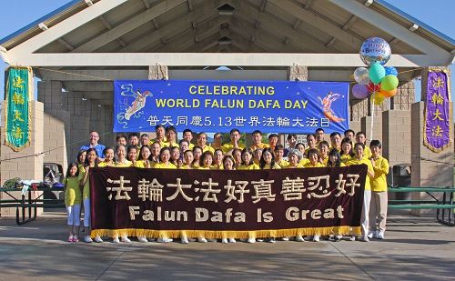 '图2:达拉斯法轮功学员庆世界法轮大法日,恭祝师父生日快乐!'