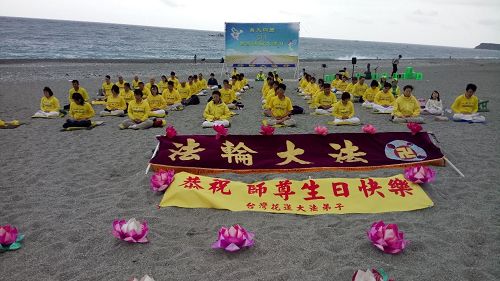 '图2:法轮功学员现场展示五套功法'