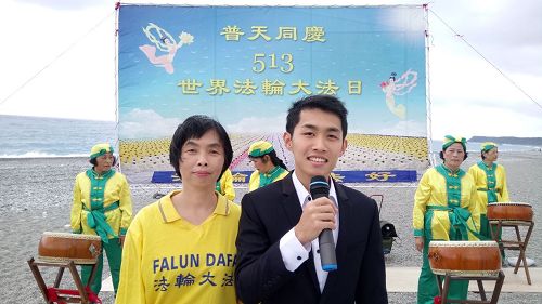'图4:退休国小老师翠榕(左)表示明白了人生的意义与追求为何,身体也变得十分健康'