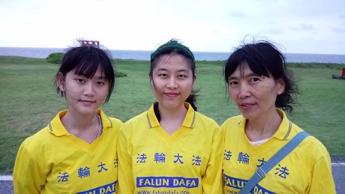 '图5:庭瑜(中)和妹妹一起开心的参加五一三大法活动'