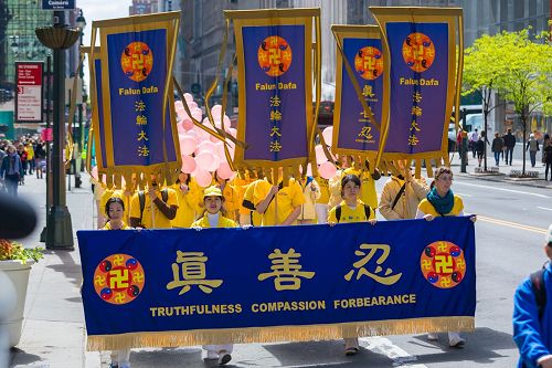 '图2:法轮功学员告诉民众:法轮大法——真善忍'