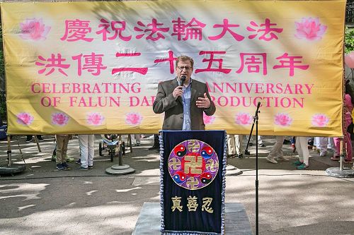 '图1:法轮大法信息中心主任李维·布莱迪(Levi Browde)说:“法轮功再现了古老而深邃的信念,即生命的真正意义是从启智慧,返本归真。”'