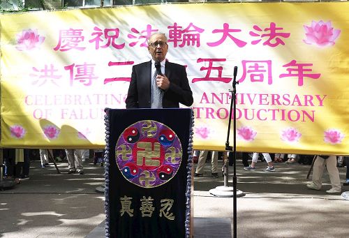 '图2:法轮功之友主席阿兰·艾德勒(Alan Adler)表示:“过去的十八年铸就了法轮功学员悲天悯人、充满勇气、和平抗争的历史。”'