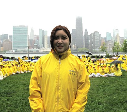图:韩国法轮功学员金懿雅在纽约甘纯公园(Gantry Park)参加“大法洪传25 years”大型排字