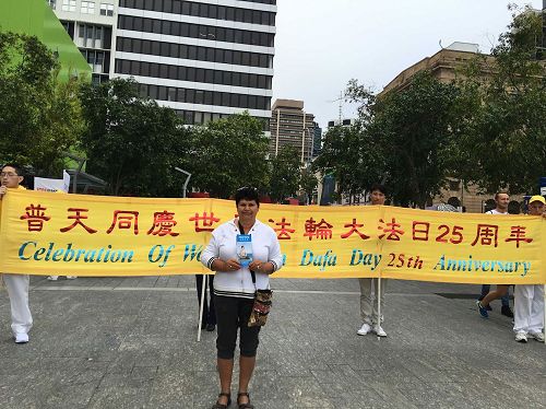 '图4:澳洲土著人拜恩(Cheryl Bane)欣赏法轮功的平和并希望立即制止中共对法轮功的迫害。'