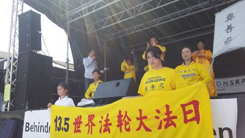 '图2:法轮功学员在绿嫩城市节的舞台上展示法轮功'