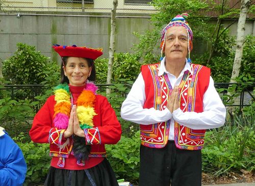 '图11:秘鲁学员 Gujunio Bereyra(右) 和 Elene Davis(左)'