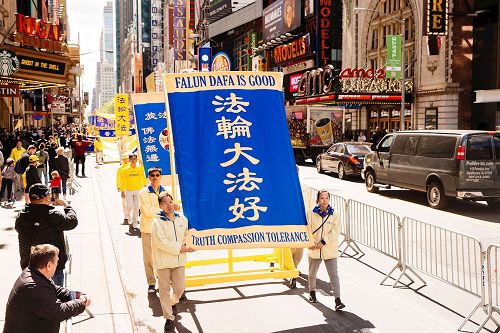 '图1~3:万名法轮功学员在纽约曼哈顿大游行'