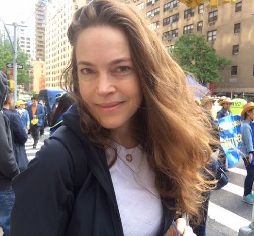 '图4:Rebekah Hoyle女士看到法轮功学员游行时的场面,她几乎感动落泪。'