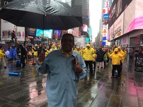 '图4:巴西籍美国人Bernard Silva先生,在接受采访时说:“法轮功修炼对身体、生活非常有益,对每个人都有益。”'