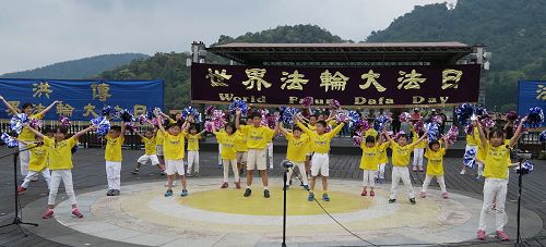 '图2~8:学员以各种鼓乐队、合唱团、管弦乐、诗歌唱诵、功法表演等来赞颂大法的美好。'