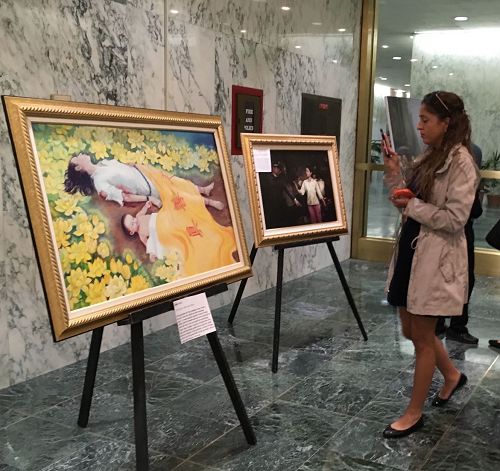 '图5:州议员助理Daniela Zolorzano表示很喜欢画展'