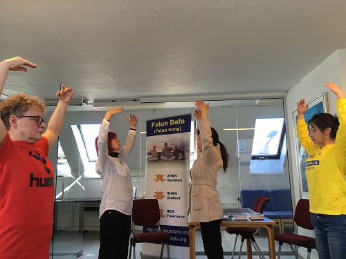 图2:与会者正在认真学炼法轮功的第二套功法——法轮桩法。