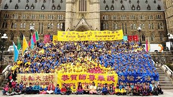 年5月9日,来自大多伦多、蒙特利尔、渥太华、魁北克等城市的加拿大东部的部份法轮功学员汇聚在加拿大首都渥太华国会山前恭祝师父生日快乐!'