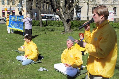 图1-2:拉脱维亚(Latvia)法轮功学员在拉脱维亚大学和国家歌剧院之间的公园里举行的法轮大法活动