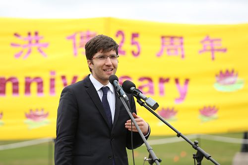图6:保守党议员Garnett Genuis先生在五月九日的集会上呼吁释放孙茜。