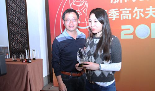 图7:孙茜(右)参加浙商创投杯2012春季高尔夫邀请赛,获女子“总杆季军”。(网路照片)