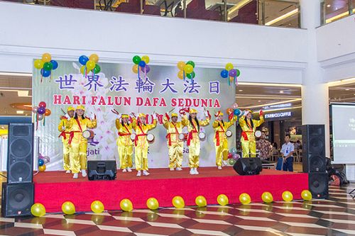 图5:法轮功学员们在百货公司大厅内的腰鼓表演