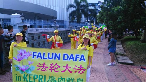 图10-11:巴淡岛法轮功学员在市政府中心庆祝世界法轮大法日