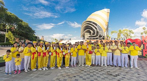 图22:丹戎槟榔、巴淡岛、北干巴鲁、新加坡法轮功学员恭祝师尊生日快乐