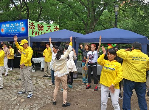 图2-3:看到优美的功法,感受到祥和的能量,有的民众驻足观看、与学员了解真相,有的当场学炼功法。