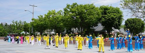 '图1:游行开始前的集体炼功'