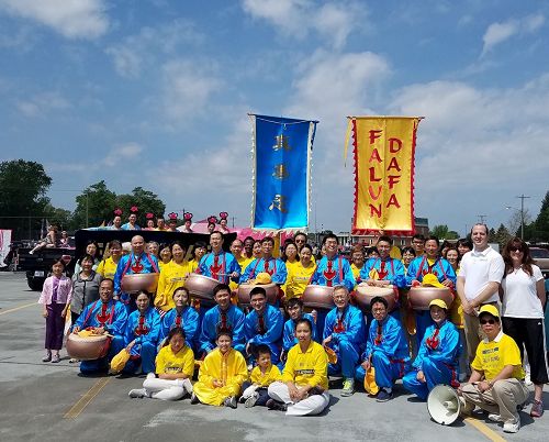 '图8:州参议员Kevin Hertel(右二)和郡委员会委员Veronica Klinefelt女士(右一)和学员们合影表示感谢和欢迎'
