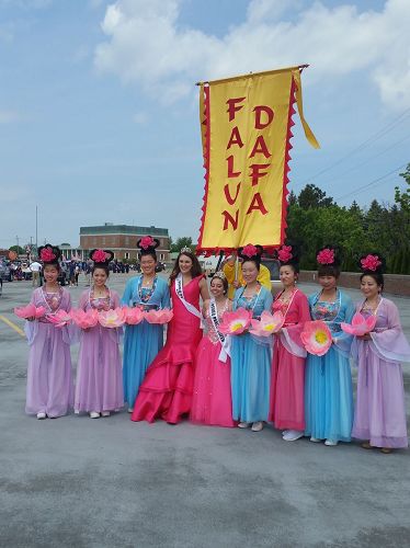 '图11:其他游行团体驻足了解法轮功,并开心的与学员们合影'