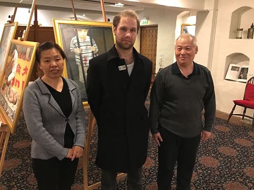 '图2:这个小伙子(中)和法轮功学员合影,并鞠躬道谢'