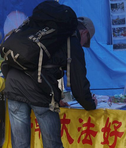 '图6~9:签名希望能够制止中共迫害法轮功及活摘罪行'
