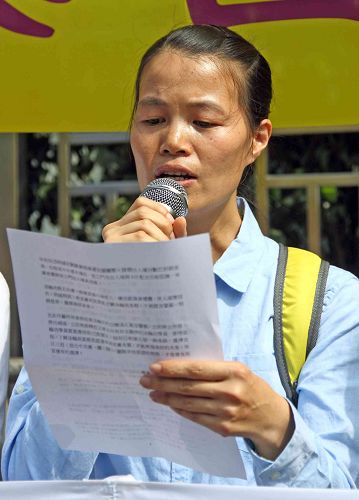 图2:王斌在香港的妻子、法轮功学员梁金友呼吁各界正义人士及机构协助营救王斌。
