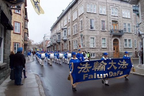 '图2:法轮功学员在加拿大魁北克省首府魁北克城举行游行,庆祝法轮大法洪传二十五周年。'