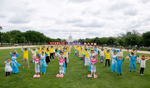 '图4:美国首都大华府地区法轮功学员在国家广场集体炼功'