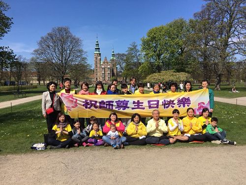 '图1:炼完功学员们汇集一起,双手合十,共同祝贺师尊生日快乐!'