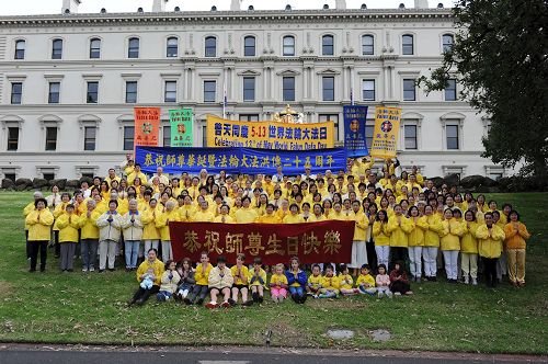 '图1:二零一七年五月六日,墨尔本法轮功学员聚集在市中心菲兹洛伊公园(Fitzroy Garden),提前庆祝“五一三世界法轮大法日”。图为学员们虔敬合十,恭祝师尊生日快乐。'