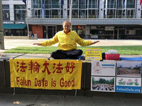 '图4:墨尔本法轮功学员卡恩斯(Garry Kearns)每周都到市中心城市广场为民众介绍法轮大法的美好。'
