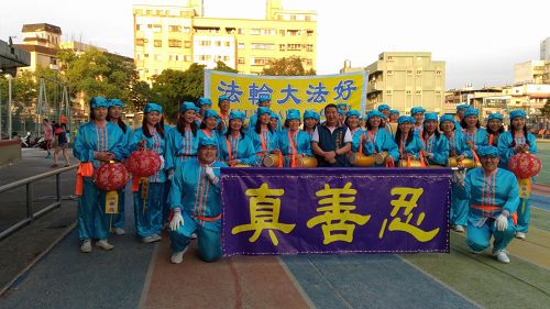 图5:腰鼓队与头份市长徐定祯合影。