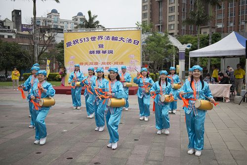 图14:腰鼓队表演