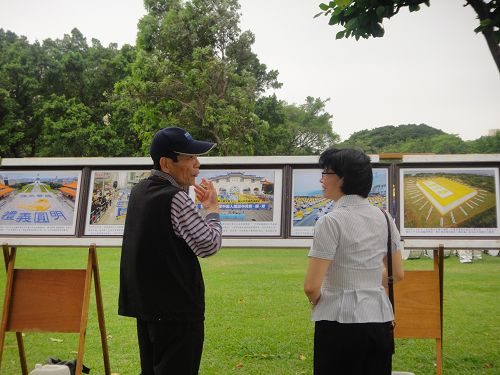图16:路人在正法之路图片展前了解法轮功真相。
